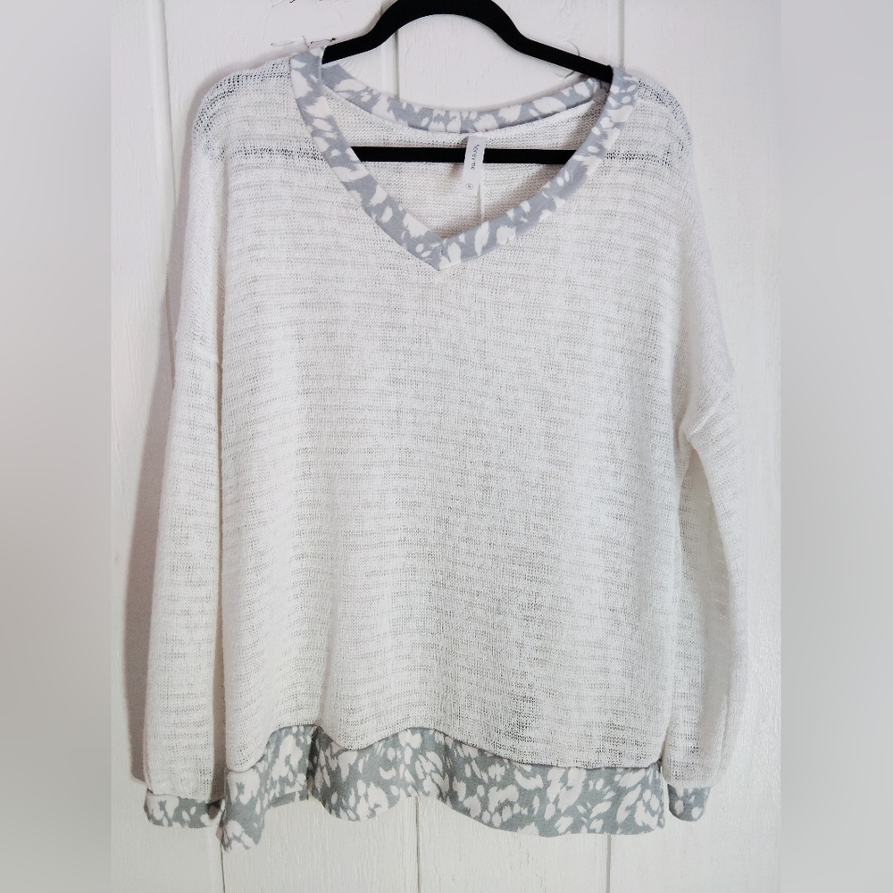 EUC!! Honeyme, White and Gray Knit Top. Size M